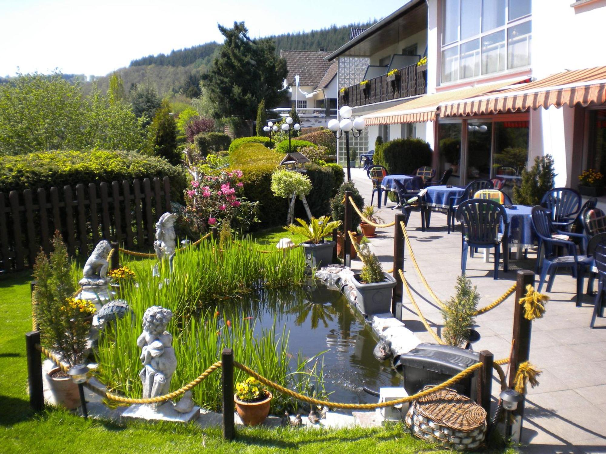 Hotel Pension Haus Berghof Hellenthal Extérieur photo